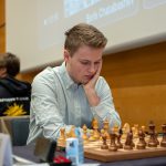 Filip Boe alene i front