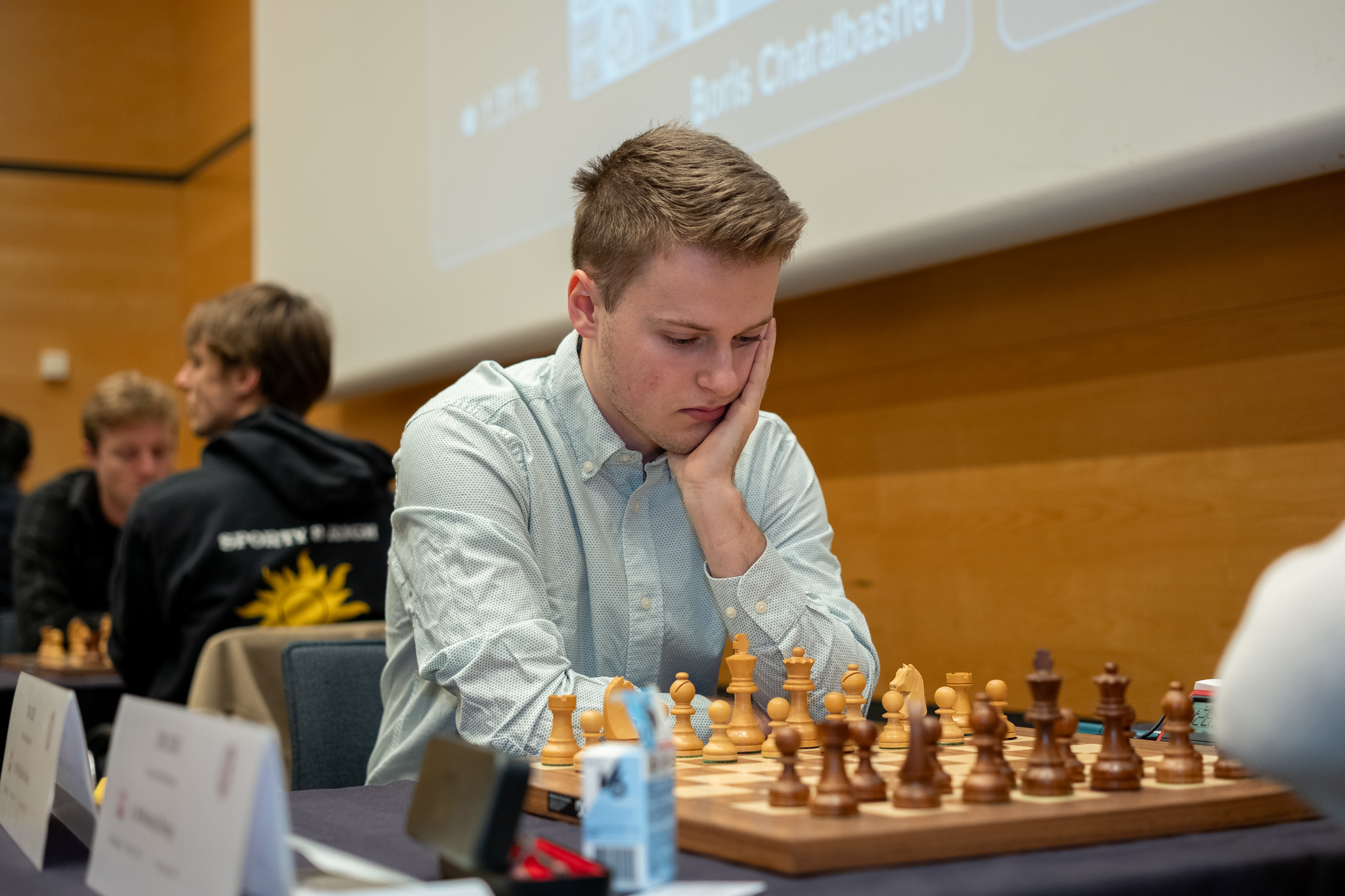 You are currently viewing Filip Boe alene i front