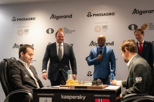 Read more about the article 4-3 til Carlsen halvvejs
